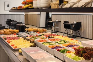 朝食 (ビュッフェ)、毎日提供 (無料)