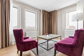 Business Room, 1 King Bed, Non Smoking | 1 bedroom, hypo-allergenic bedding, in-room safe, desk