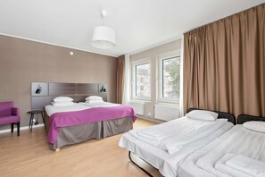Familienzimmer, 2 Einzelbetten, Nichtraucher | Allergikerbettwaren, Zimmersafe, Schreibtisch