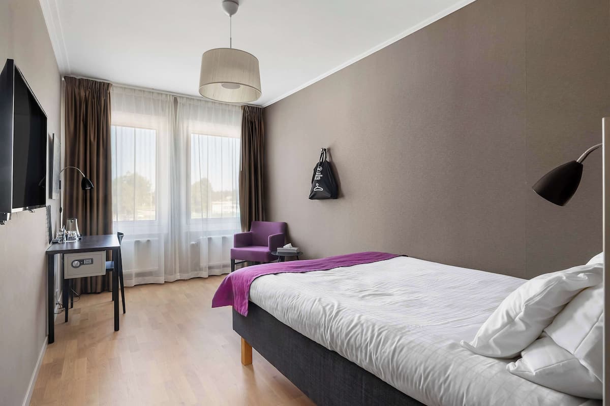 Economy Room, 1 Double Bed, Non Smoking | Hypo-allergenic bedding, in-room safe, desk, laptop workspace