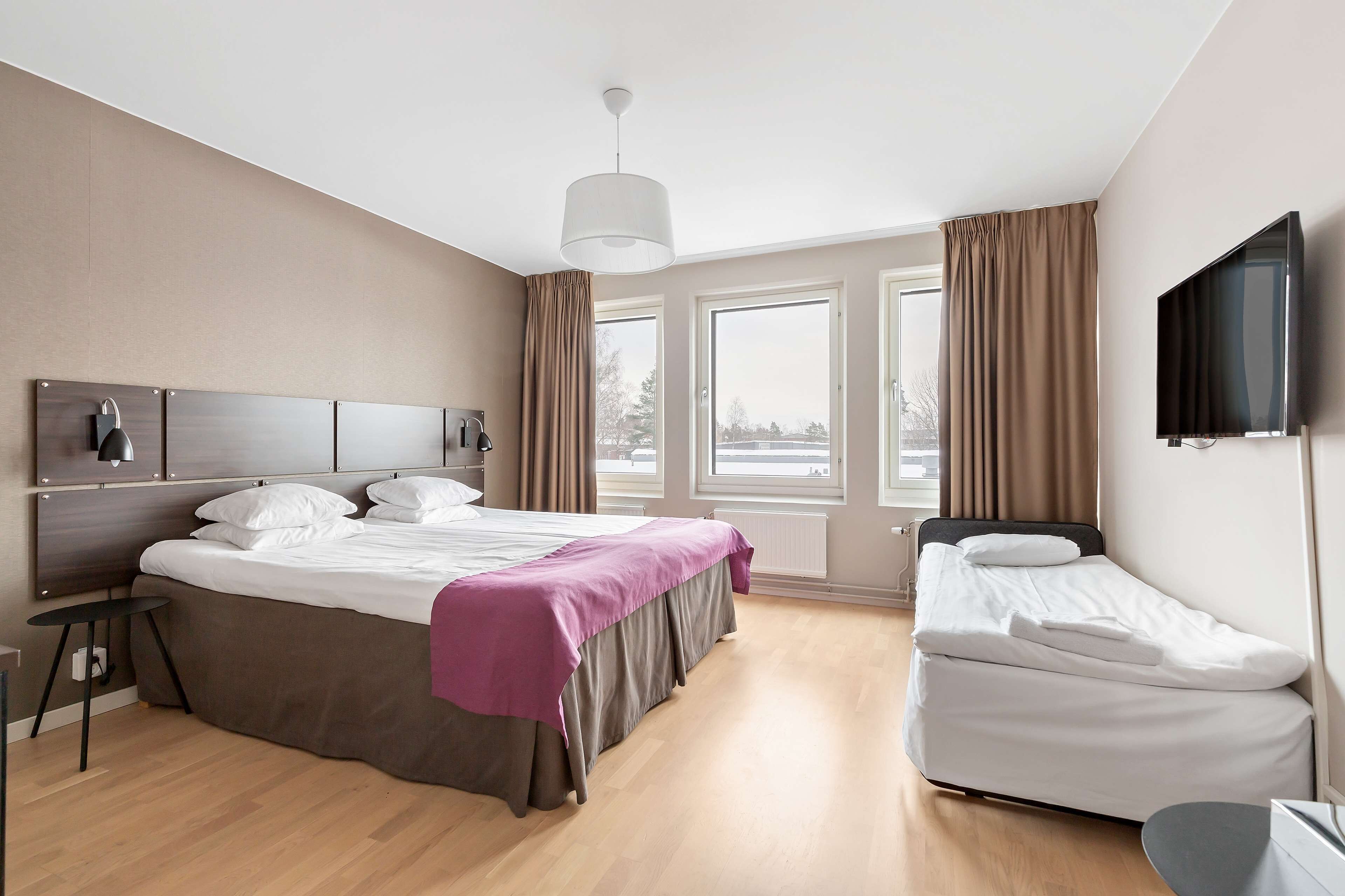 Family Room, 2 Twin Beds, Non Smoking | Hypo-allergenic bedding, in-room safe, desk, laptop workspace