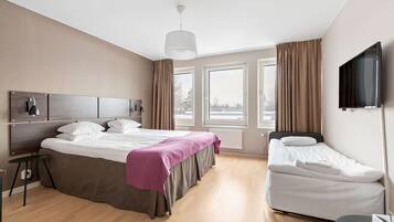 Family Room, 2 Twin Beds, Non Smoking | Hypo-allergenic bedding, in-room safe, desk, laptop workspace