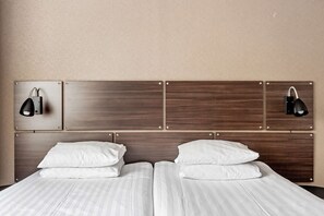 スタンダード ルーム シングルベッド 2 台 禁煙 | 低刺激性寝具、セーフティボックス (室内)、デスク、ノートパソコン用作業スペース