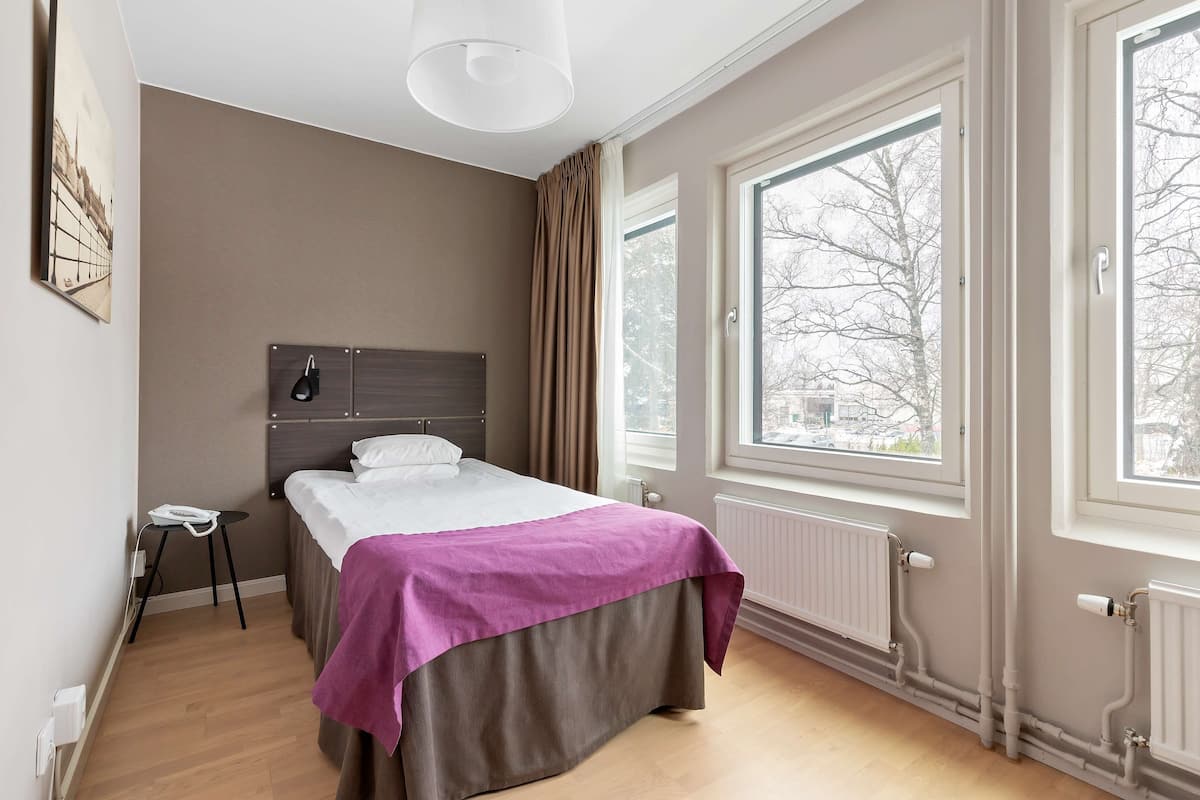 Standaard kamer, 1 eenpersoonsbed, niet-roken (Single Bed) | Hypoallergeen beddengoed, een kluis op de kamer, een bureau