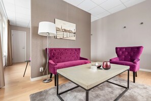 Business Room, 1 King Bed, Non Smoking | Hypo-allergenic bedding, in-room safe, desk, laptop workspace