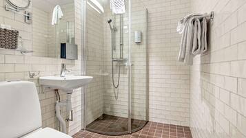 Dusch, gratis toalettartiklar, hÄrtork och handdukar