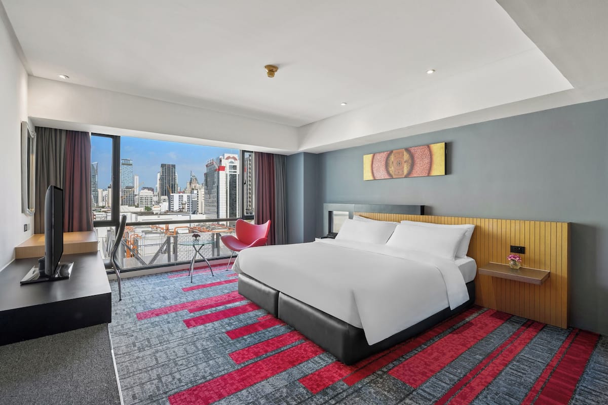 Deluxe King Bed | ตู้นิรภัยในห้องพัก, ผ้าม่านกันแสง, ห้องเก็บเสียง, เตารีด/โต๊ะรีดผ้า