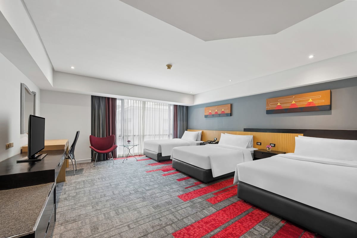Grand Deluxe Triple Bed | ตู้นิรภัยในห้องพัก, ผ้าม่านกันแสง, ห้องเก็บเสียง, เตารีด/โต๊ะรีดผ้า
