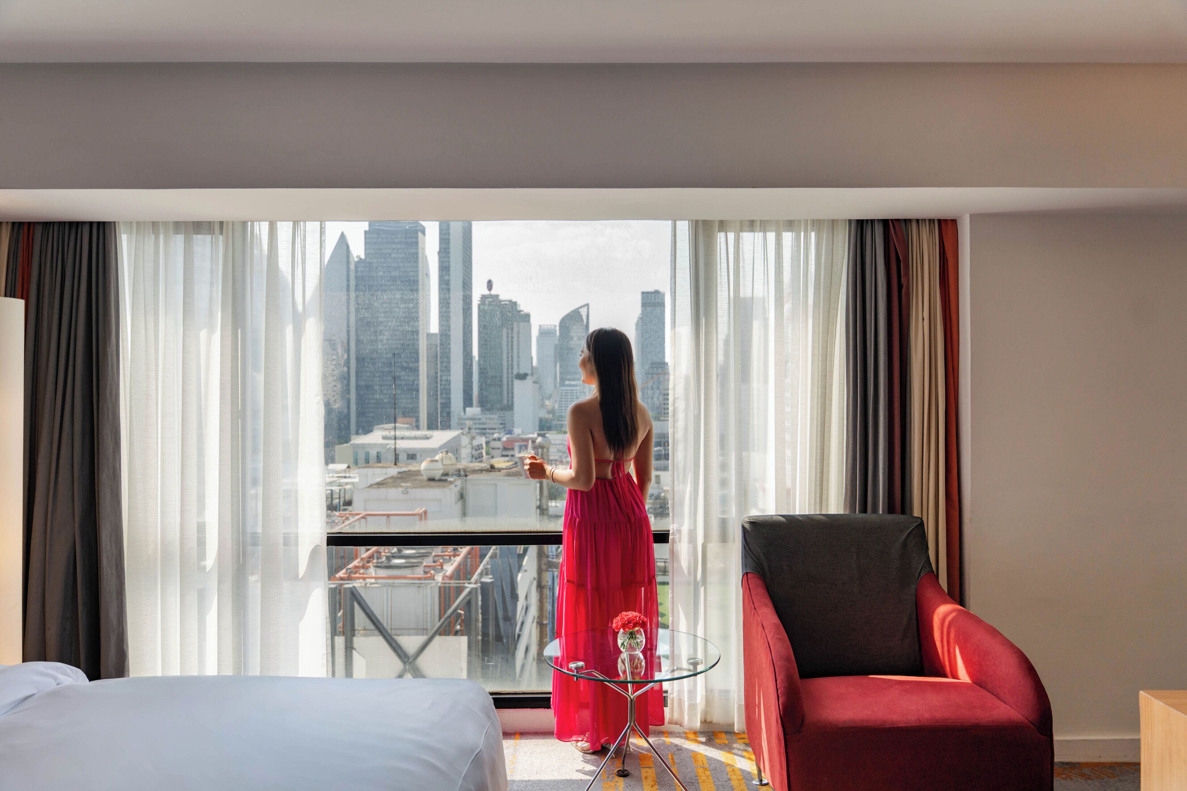 Safe på rommet, blendingsgardiner, lydisolert og strykejern/-brett