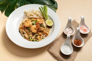 朝食 (ビュッフェ)、毎日提供 (1 名様 300 THB)