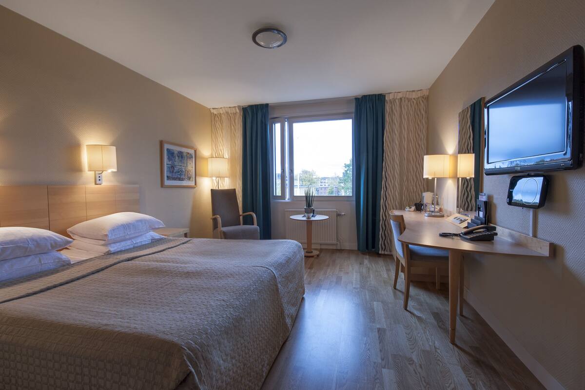 Blackout drapes, rollaway beds, WiFi