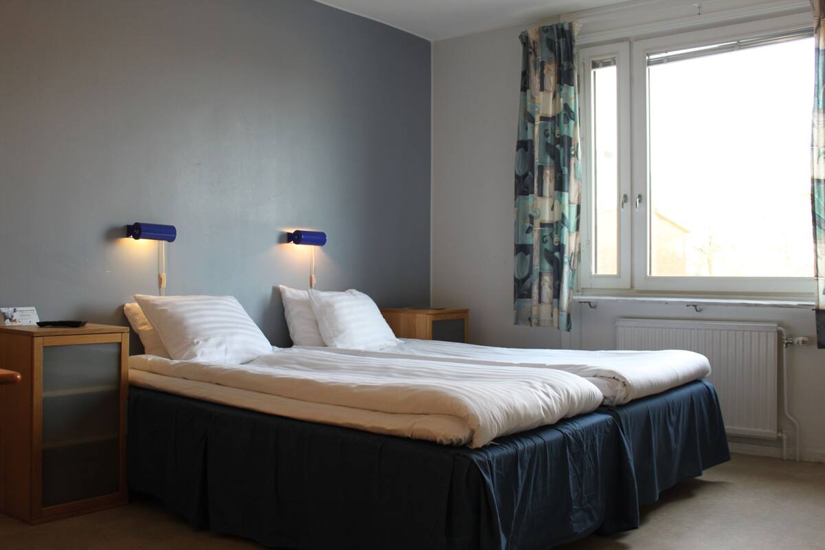 Blackout drapes, rollaway beds, WiFi