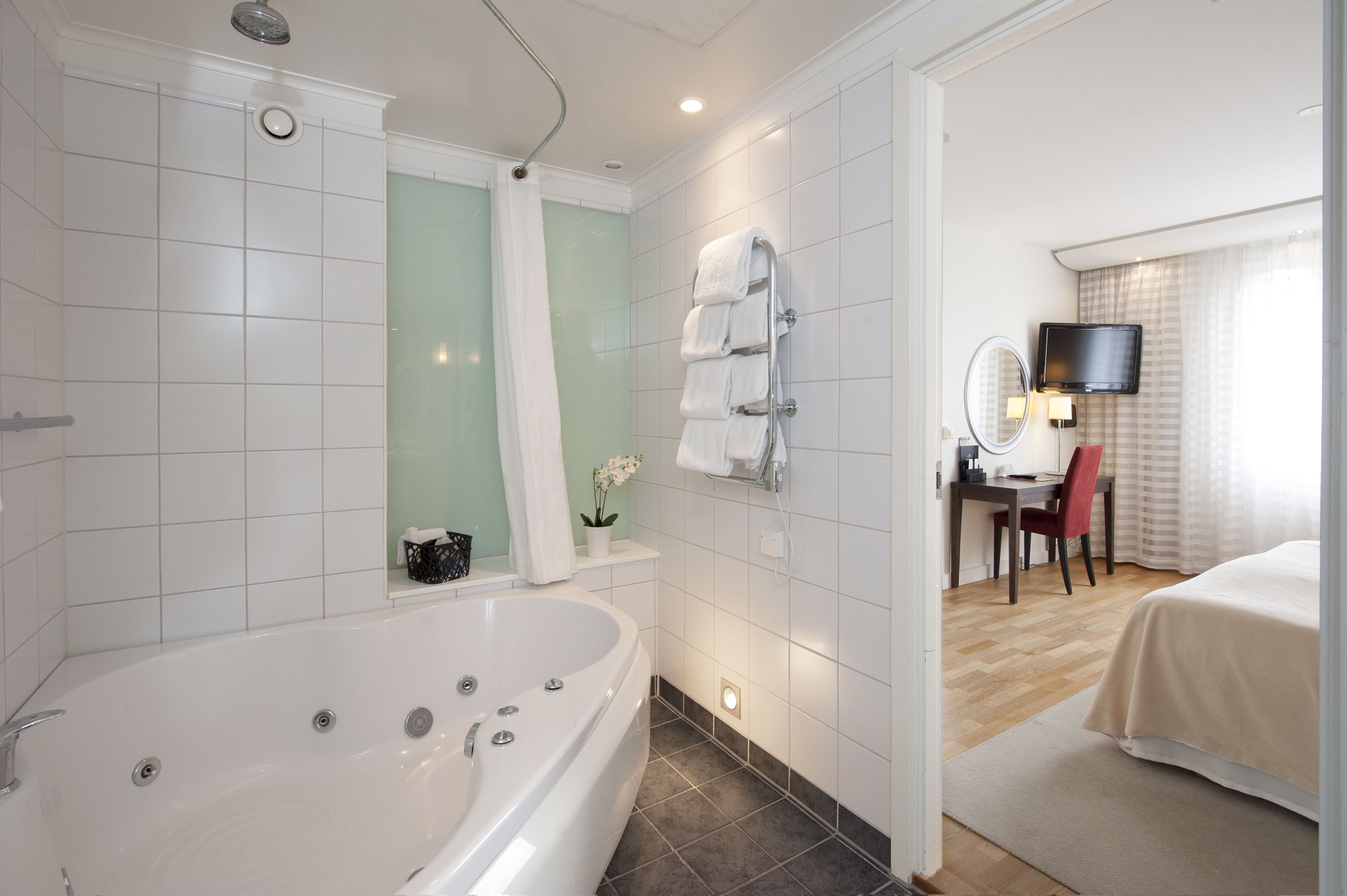 Suite | Blackout drapes, rollaway beds, WiFi