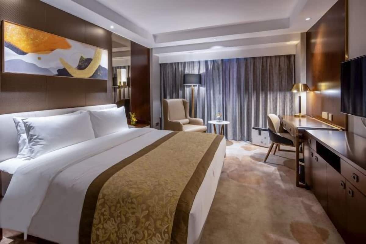 Premium bedding, minibar, in-room safe, desk