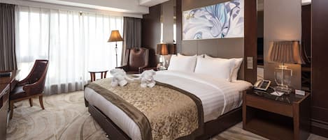 Executive Double Room | Minibar, in-room safe, desk, soundproofing