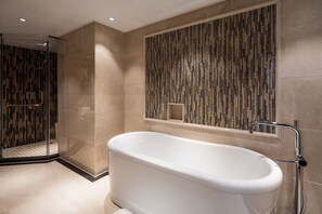 Free toiletries, hair dryer, bathrobes, towels - Beijing Continental Grand Hotel (Beijing)