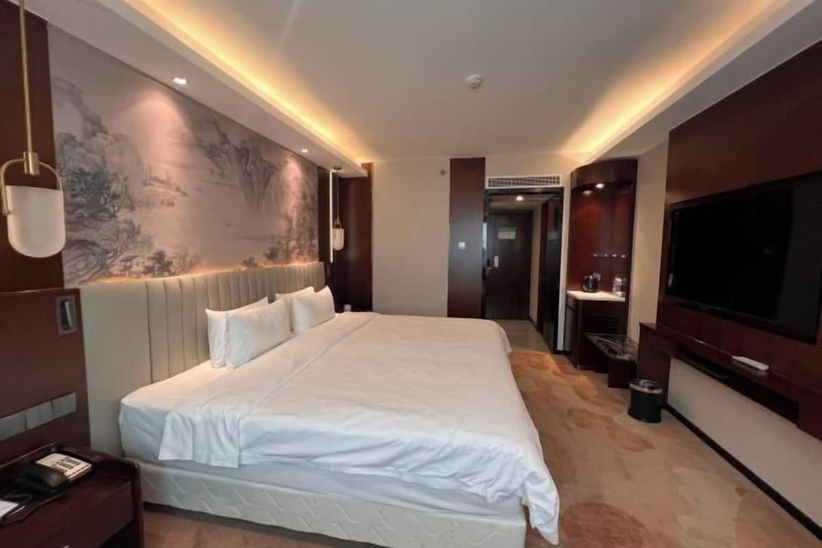 Premium bedding, minibar, in-room safe, desk