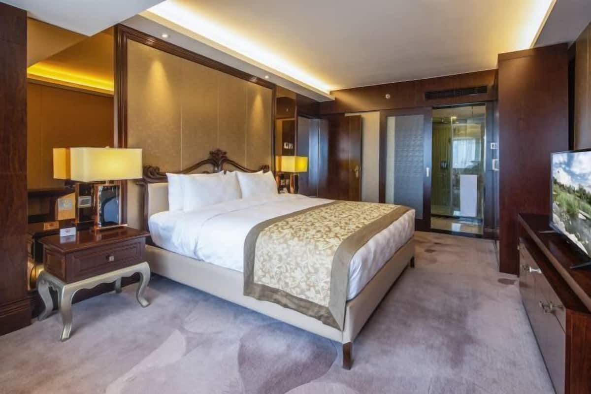 Premium bedding, minibar, in-room safe, desk