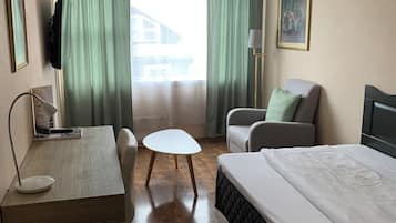 Escritorio, wifi gratis y ropa de cama