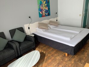 Escritorio, wifi gratis y ropa de cama 