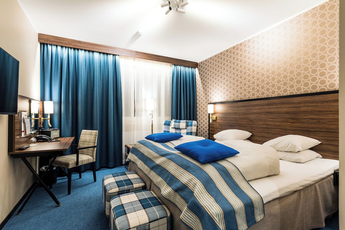 Superior Room, 1 King Bed | Tallelokero huoneessa, työpöytä