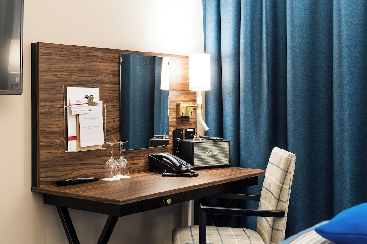 Habitación estándar, 1 cama King size, para no fumadores | Caja de seguridad en la habitación y escritorio