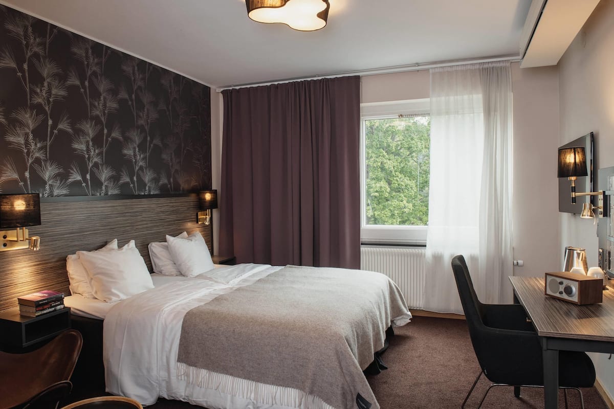 Standard Room, 2 Twin Beds | 客房内保险箱、办公桌、笔记本电脑工作区、遮光窗帘