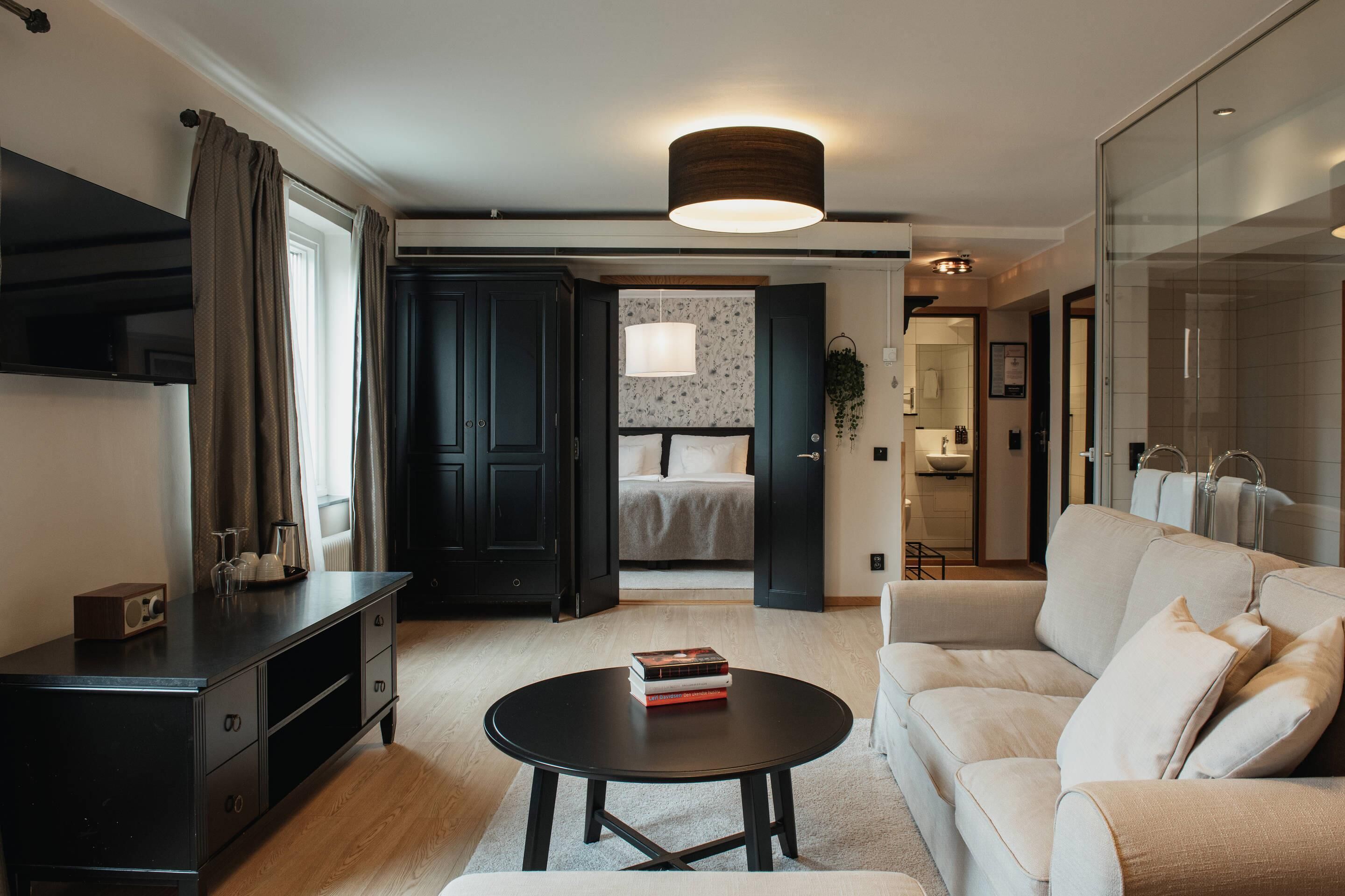 Caja fuerte, escritorio, espacio para trabajar con un portátil