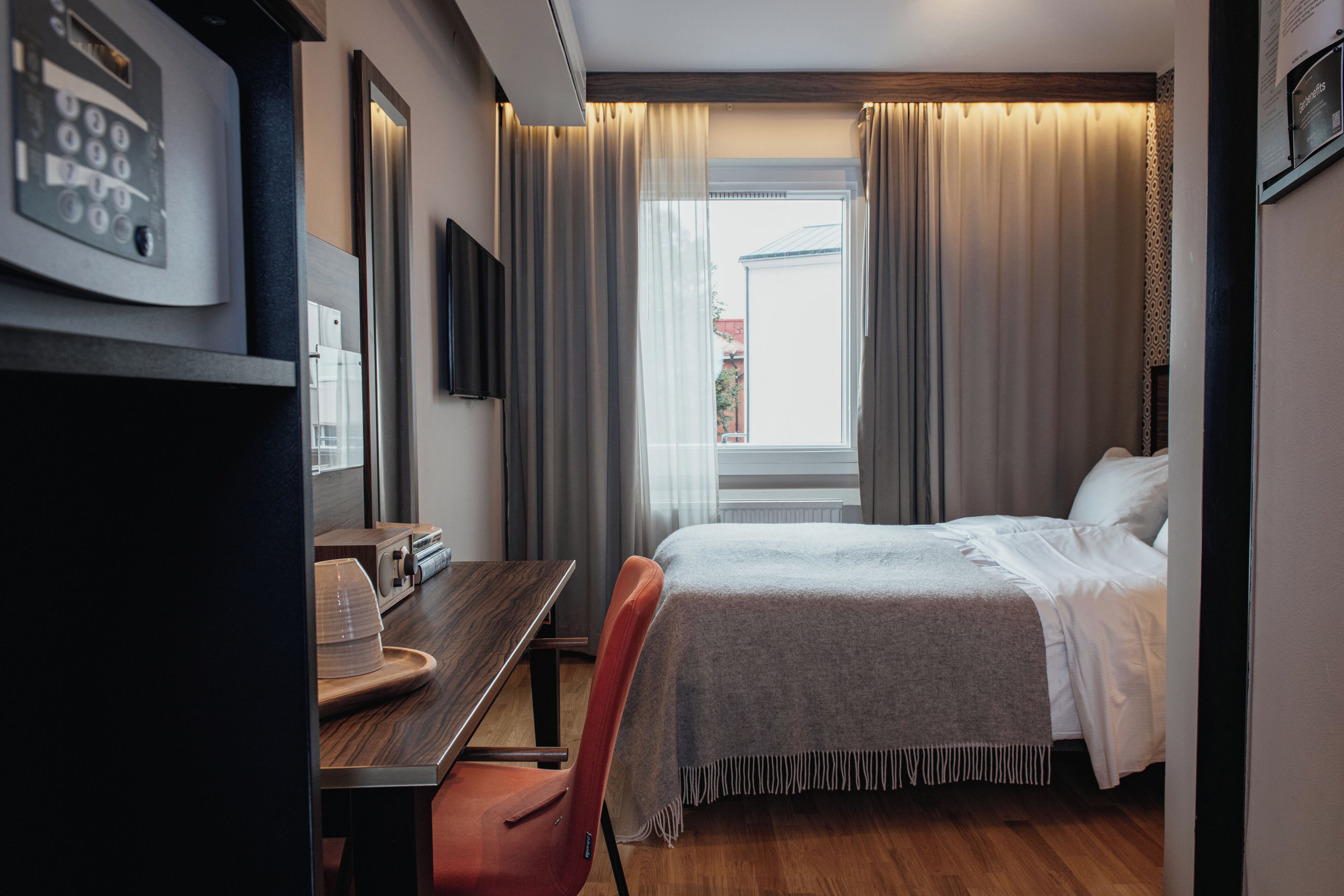 客房内保险箱、办公桌、笔记本电脑工作区、遮光窗帘