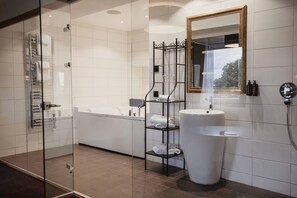 Shower, hair dryer, heated floors, towels - Home Hotel Slottsparken (Linkoping)