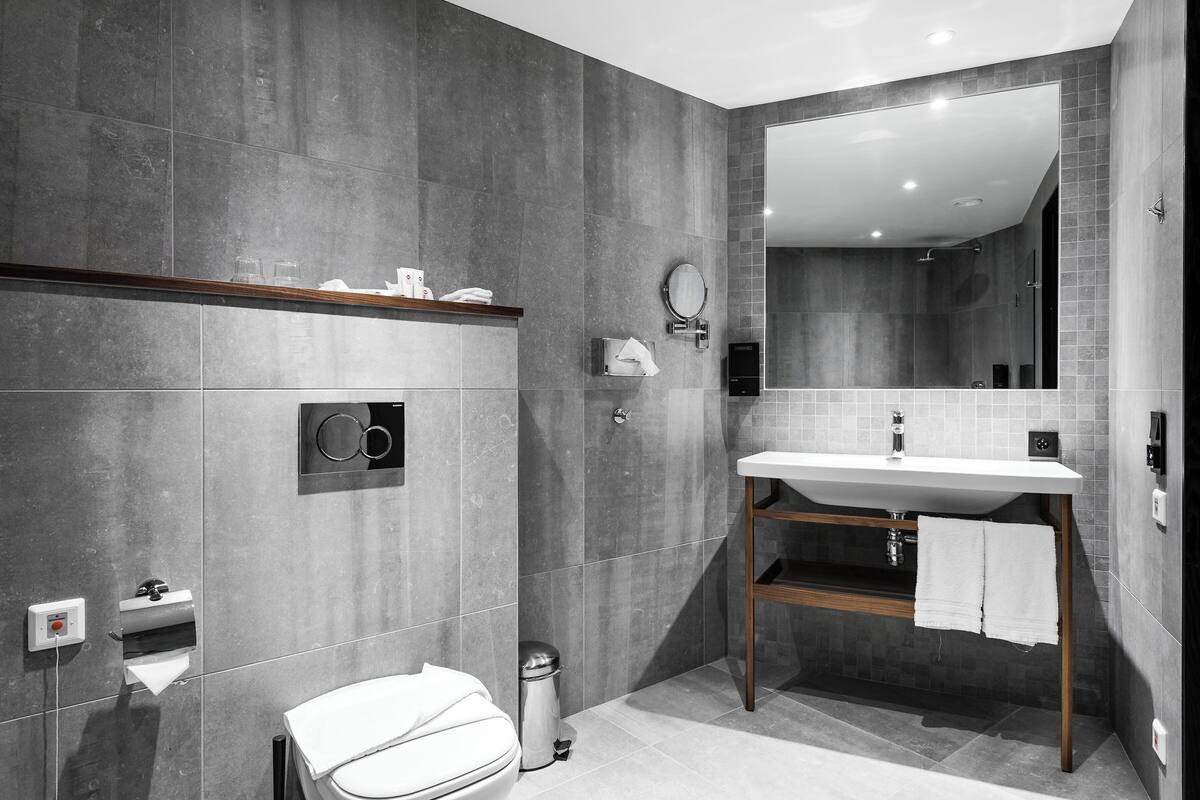 superior room, 1 king bed | bathroom | shower, hair dryer, heated floors, towels