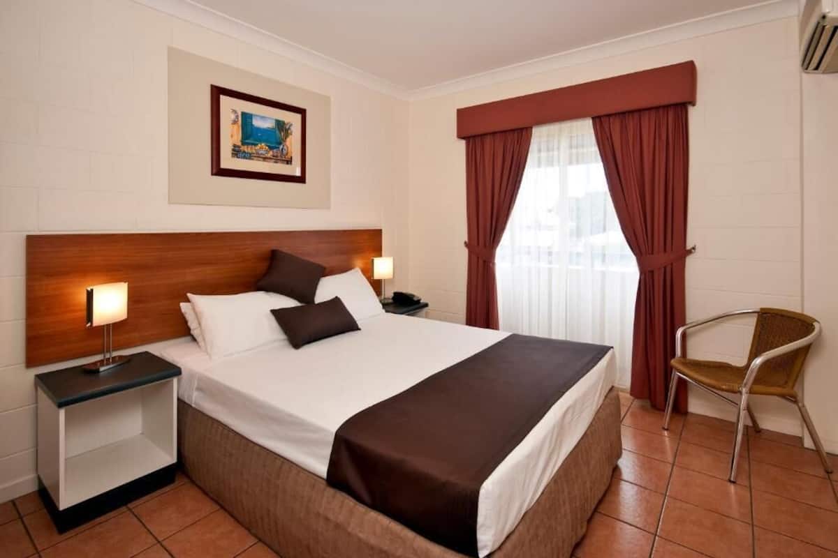 In-room safe, WiFi (free), bed sheets