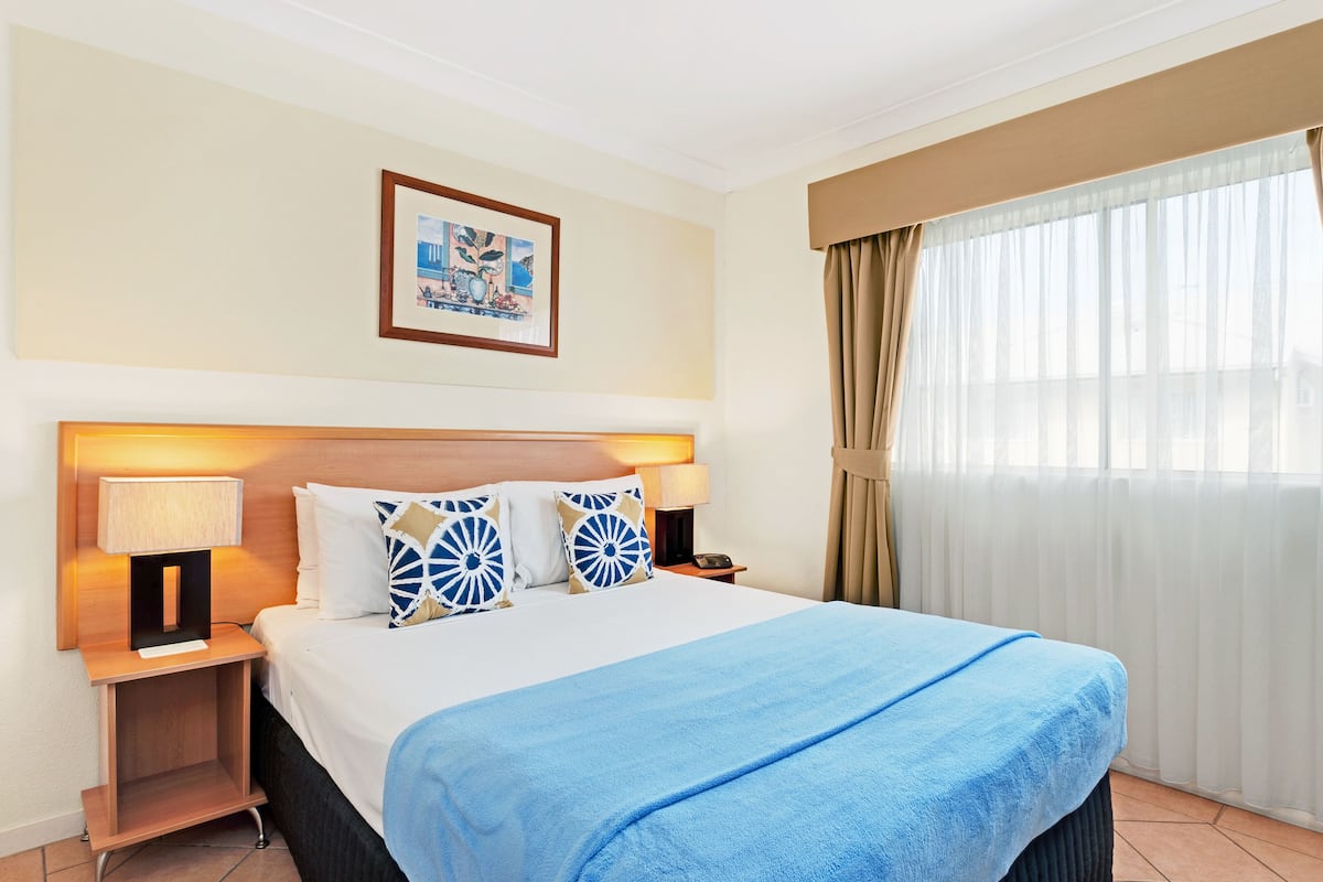 In-room safe, WiFi (free), bed sheets