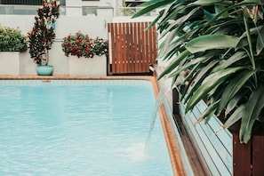 Outdoor pool, sun loungers - Cairns Queens Court (Cairns North)