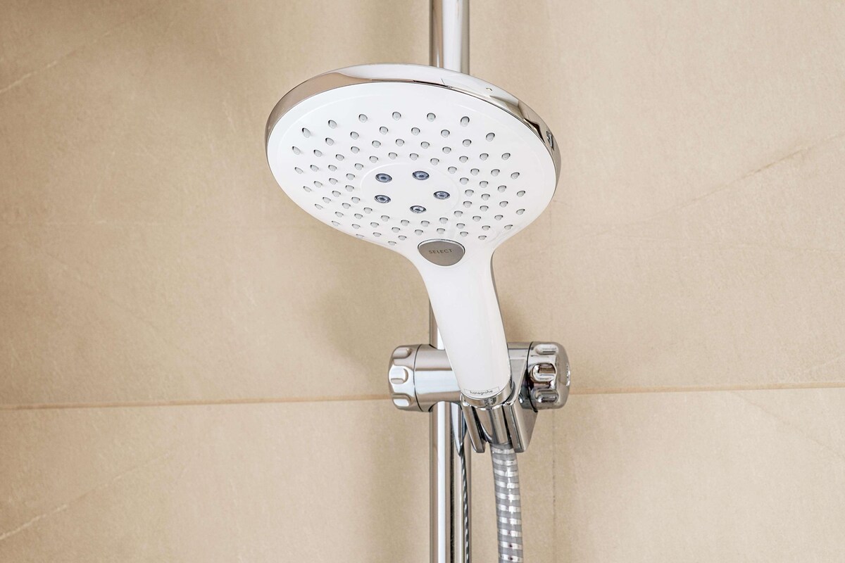 Badkamervoorzieningen | Een douche,  milieuvriendelijk toiletgerief, een haardroger, handdoeken