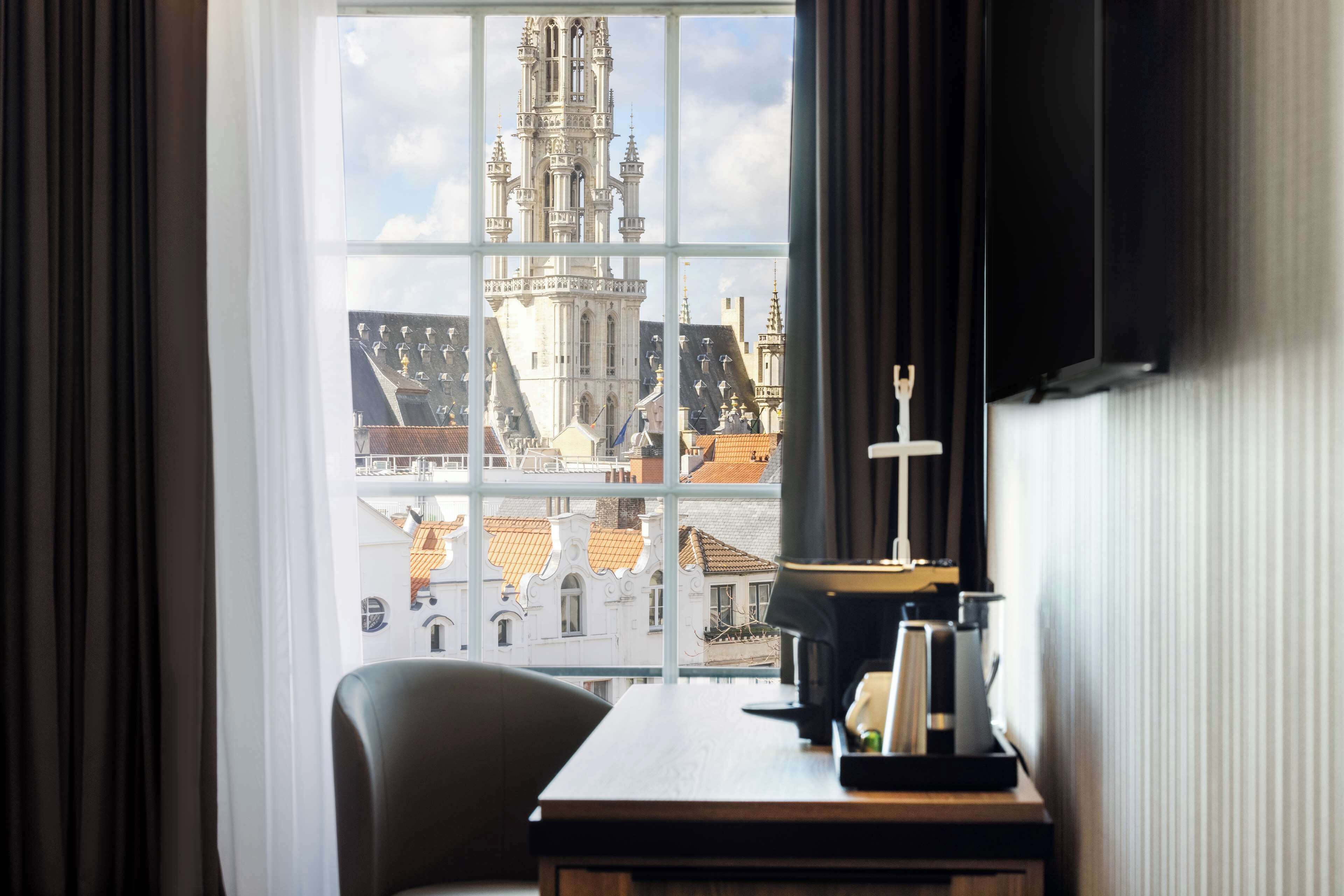 Standaard kamer (View) | Een minibar, een kluis op de kamer, een bureau, gratis babybedden