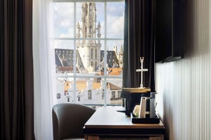 Standard Room (View) | Minibar, in-room safe, desk, free cribs/infant beds