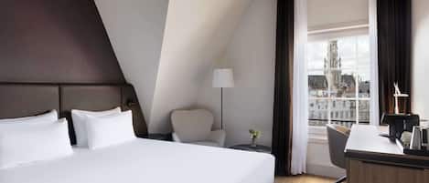 Minibar, safe på rommet, skrivebord og barnesenger (inkludert)