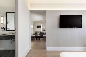 Minibar, in-room safe, desk, free cots/infant beds - NH Brussels Carrefour de l'Europe (Brussels)