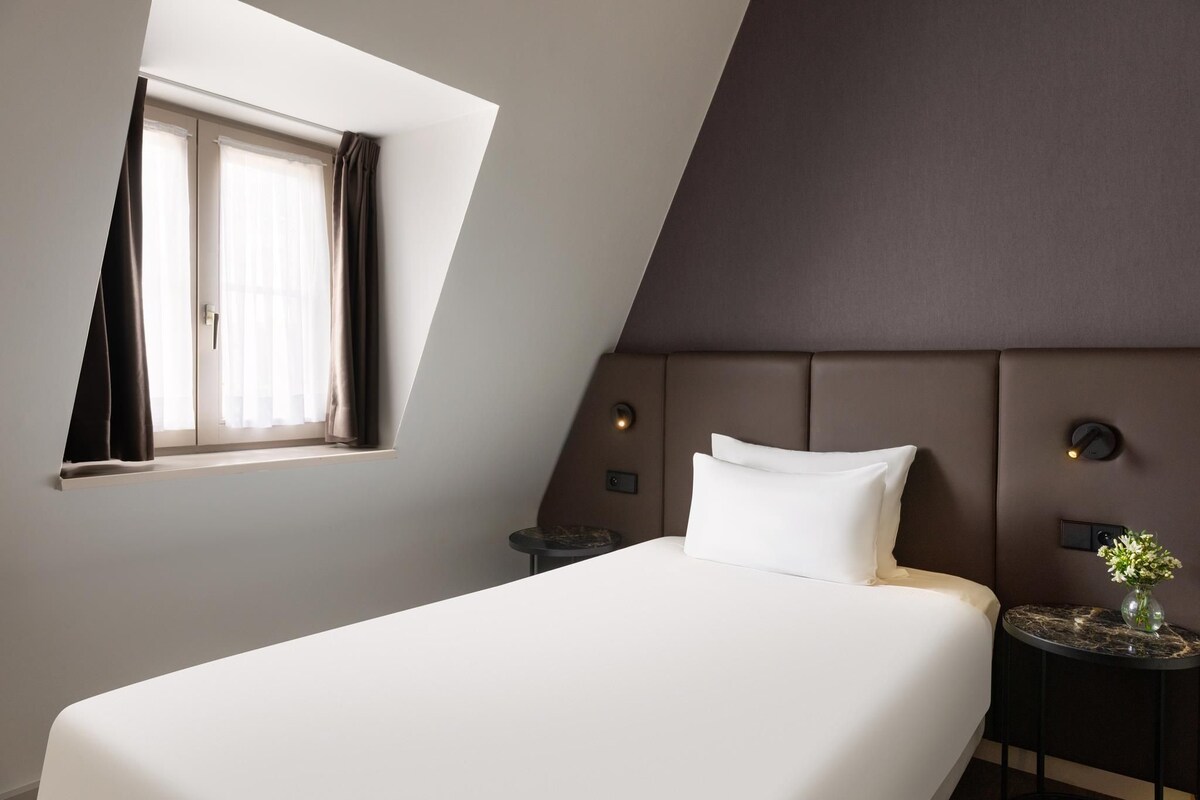 Standard Single Room | Minibar, in-room safe, desk, cribs (free)