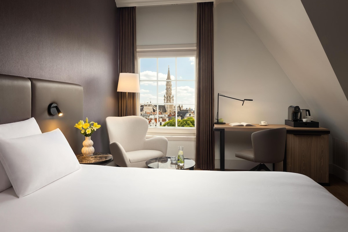 Een minibar, een kluis op de kamer, een bureau, gratis wifi
