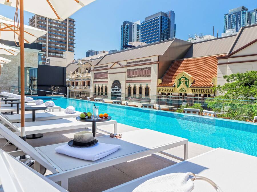 Außenpool, geöffnet von 06:00 Uhr bis 20:00 Uhr, Sonnenschirme