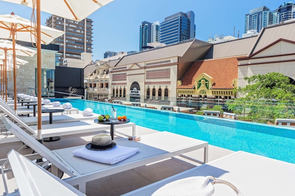 Piscina a l'aire lliure (horari: 06:00-20:00), para-sols i gandules