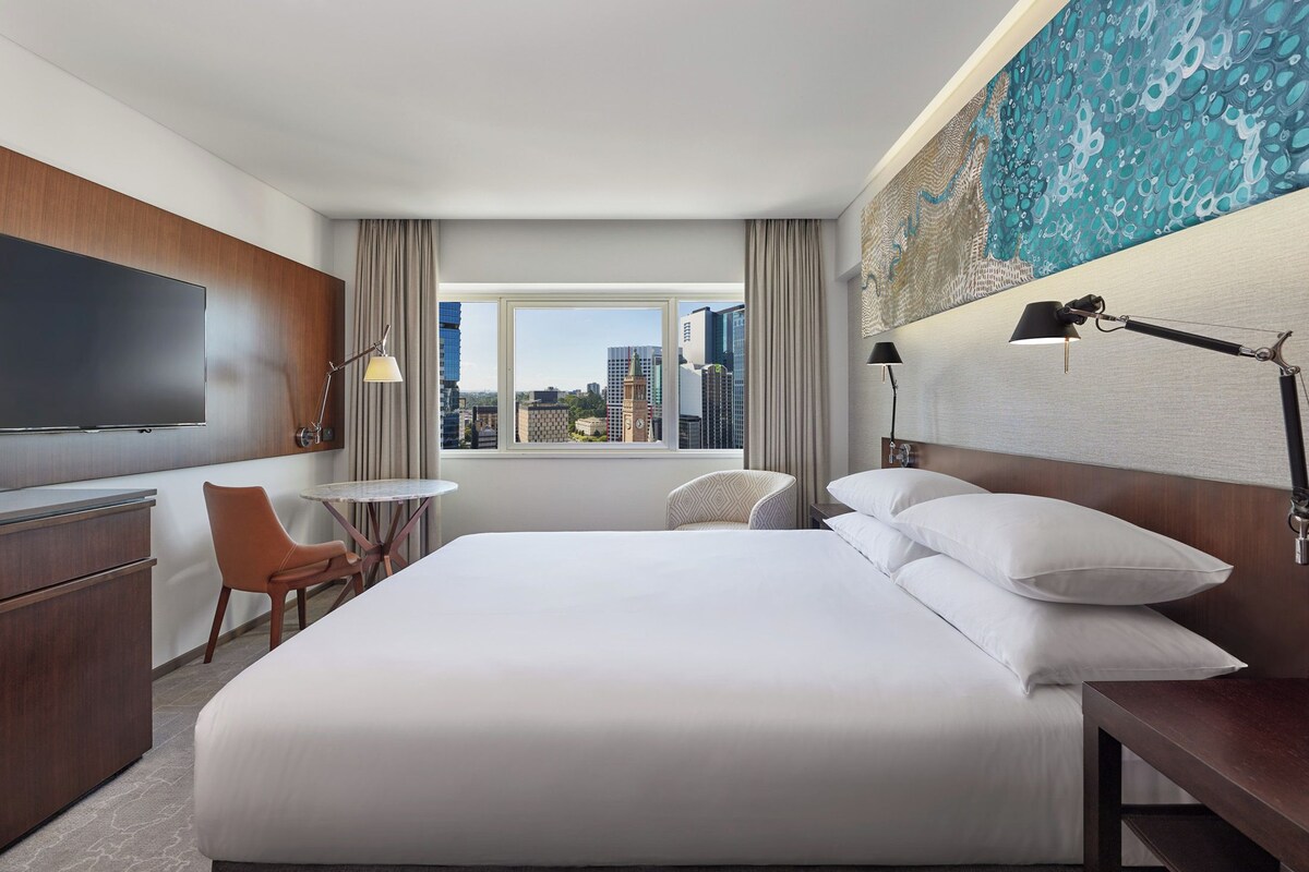 1 Queen Bed with City View | City view