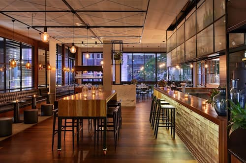 Déjeuner, dîner et souper servis sur place; cuisine locale