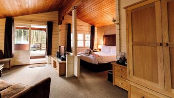 Woodland Deluxe Cabin, Hot Tub | Hypo-allergenic bedding, desk, laptop workspace, iron/ironing board