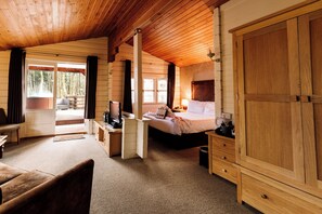 Woodland Deluxe Cabin, Hot Tub | Hypo-allergenic bedding, desk, laptop workspace, iron/ironing board - Chevin Country Park Hotel & Spa (Otley)