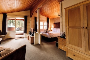 Woodland Deluxe Cabin, Hot Tub | Hypo-allergenic bedding available, desk, laptop workspace