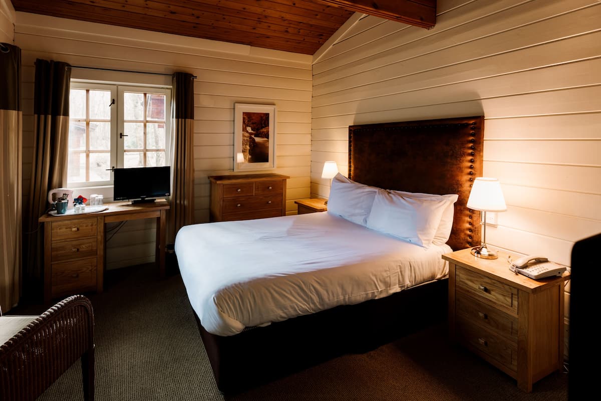 Woodland Cabin Standard | 1 bedroom, hypo-allergenic bedding, desk, laptop workspace