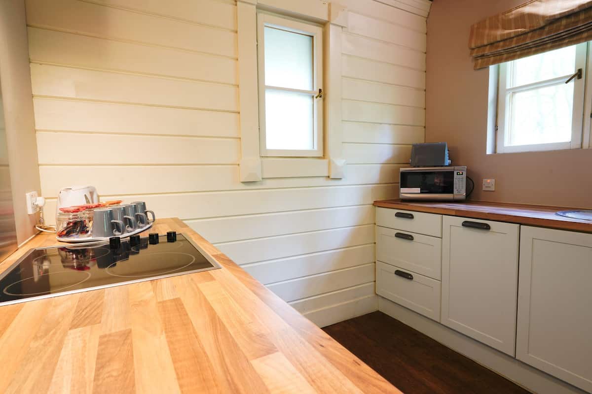 woodland lodge – self catering | private kitchen | electric kettle
